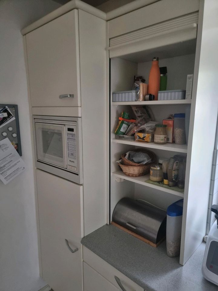 Hochwertige weiße Küche Kühlschrank, Herd, Mikrowelle, Dunstabzug in Celle