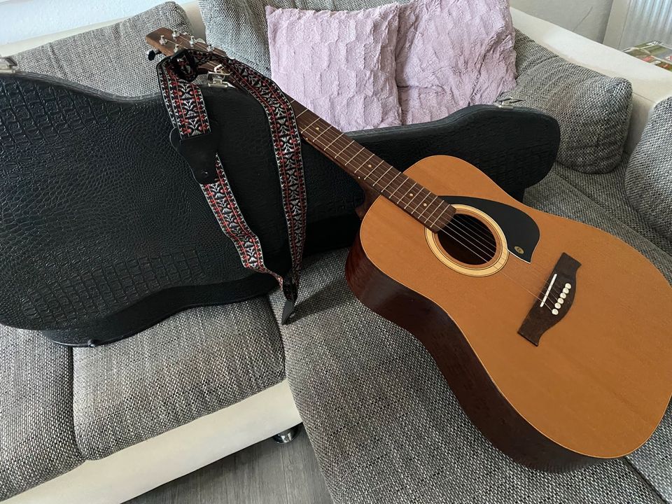 Gitarre mit Koffer in Weilerswist