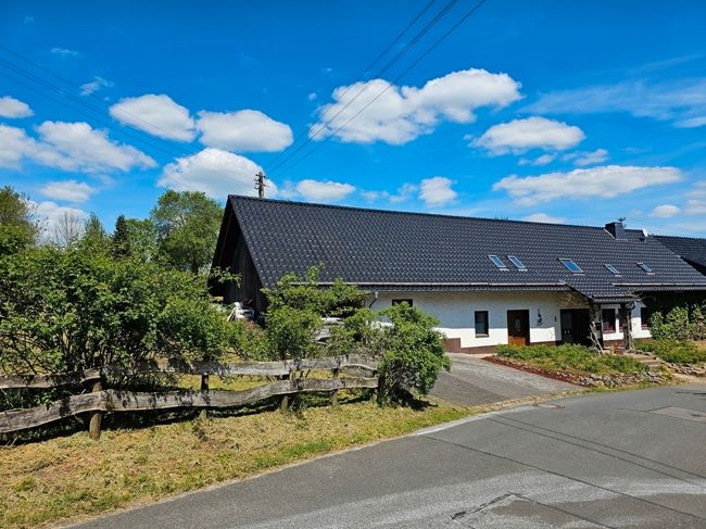 Geräumiges gepflegtes Bauernhaus am Dorfrand mit großem Grundstück. in Dahlem