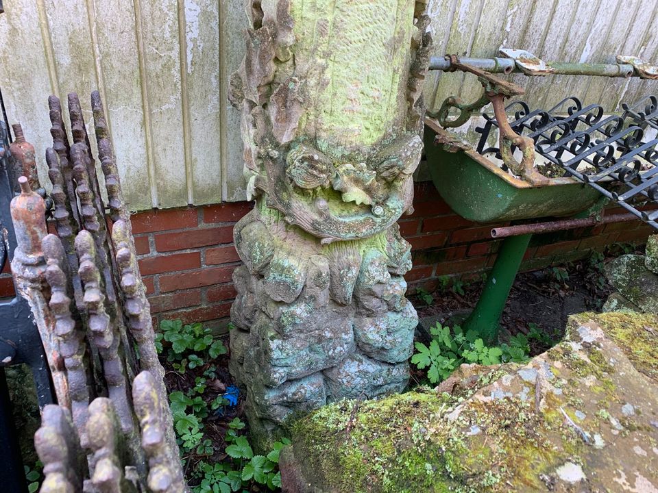 Antike schwere Sandsteinsäule Sandstein handbehauen Eichenlaub in Neuenhaus