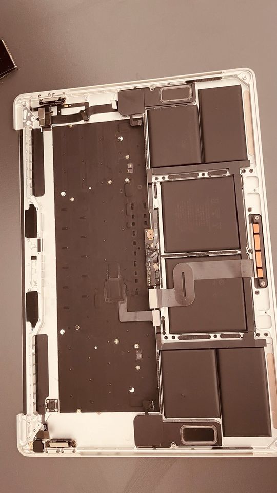 Apple macbook pro 2018 a1990 topcase in Bottrop