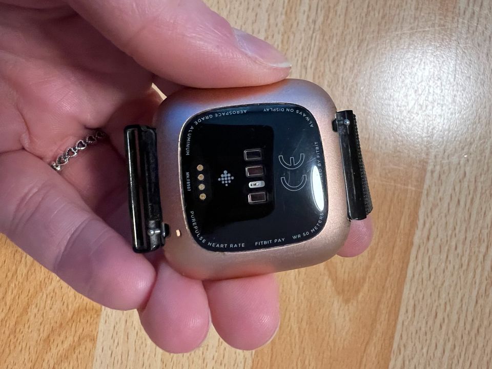 Fitbit Versa 2 mit Ladekabel in Lichtenberg