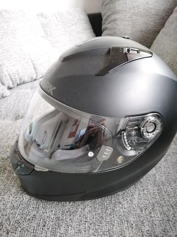 Motoradhelm mit Sonnenblende in Offenbach