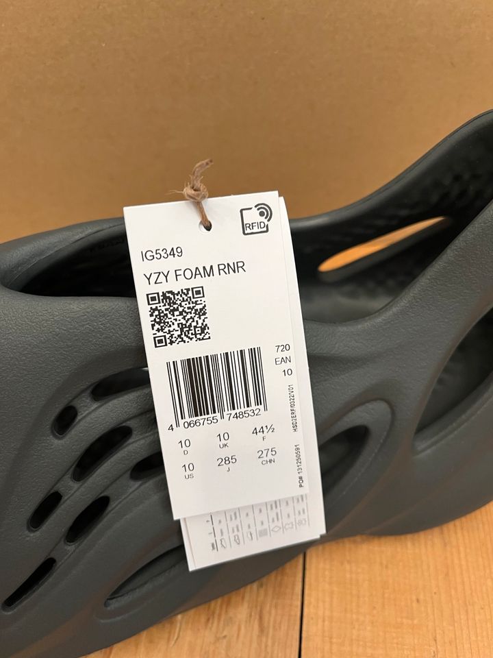 Yeezy Foam Runner Carbon Gr 10 NEU 100% Original in Rednitzhembach