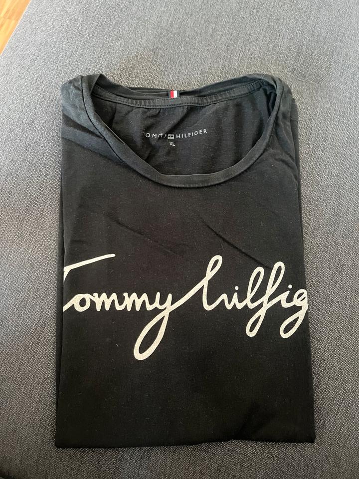 Tshirt Hilfiger Grösse XL in Nürnberg (Mittelfr)