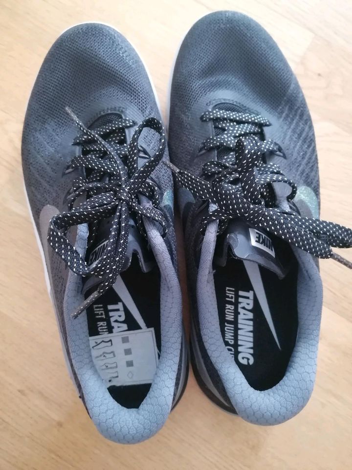 Nike Damenschuh Sportschuh Sneaker Größe 38,5 in Bad Abbach