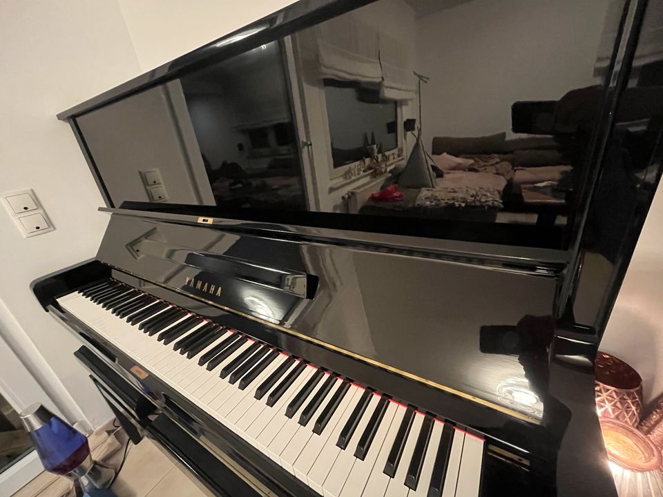 Klavier Yamaha Piano groß in Rheinbach