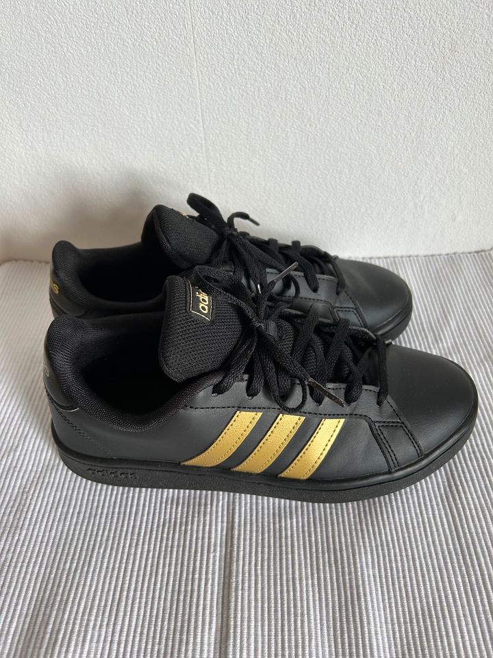 Top Adidas Superstar 38 Neuw schwarz gold Fehlkauf Sneaker Damen in  Nordrhein-Westfalen - Oberhausen | eBay Kleinanzeigen ist jetzt  Kleinanzeigen
