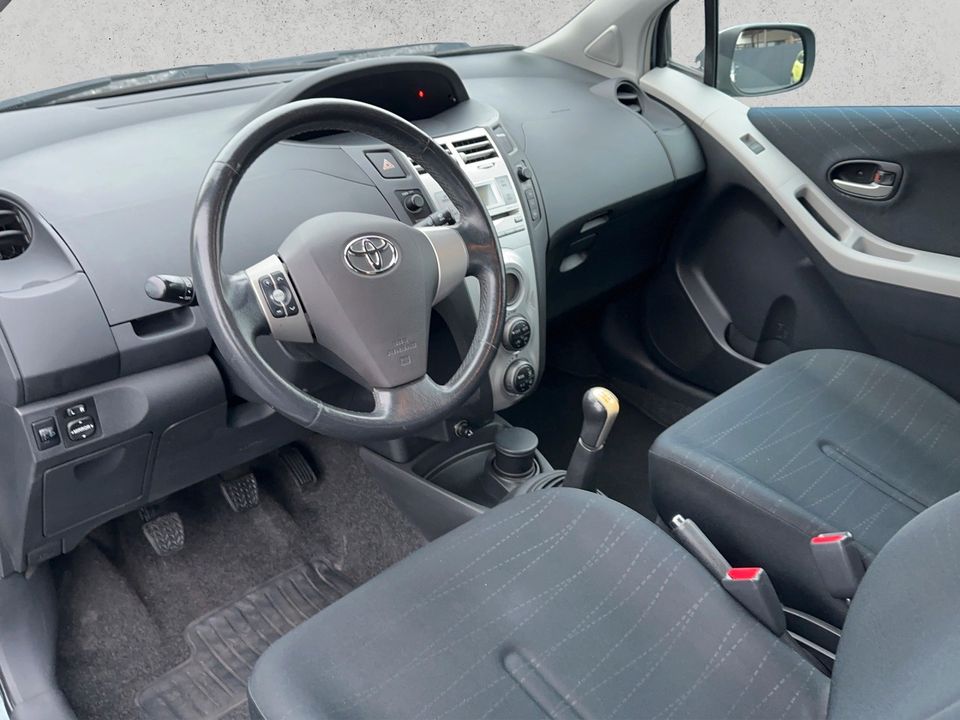 Toyota Yaris 1.3 *TÜV NEU *Klima *Alu *Keyless Go in Rietberg