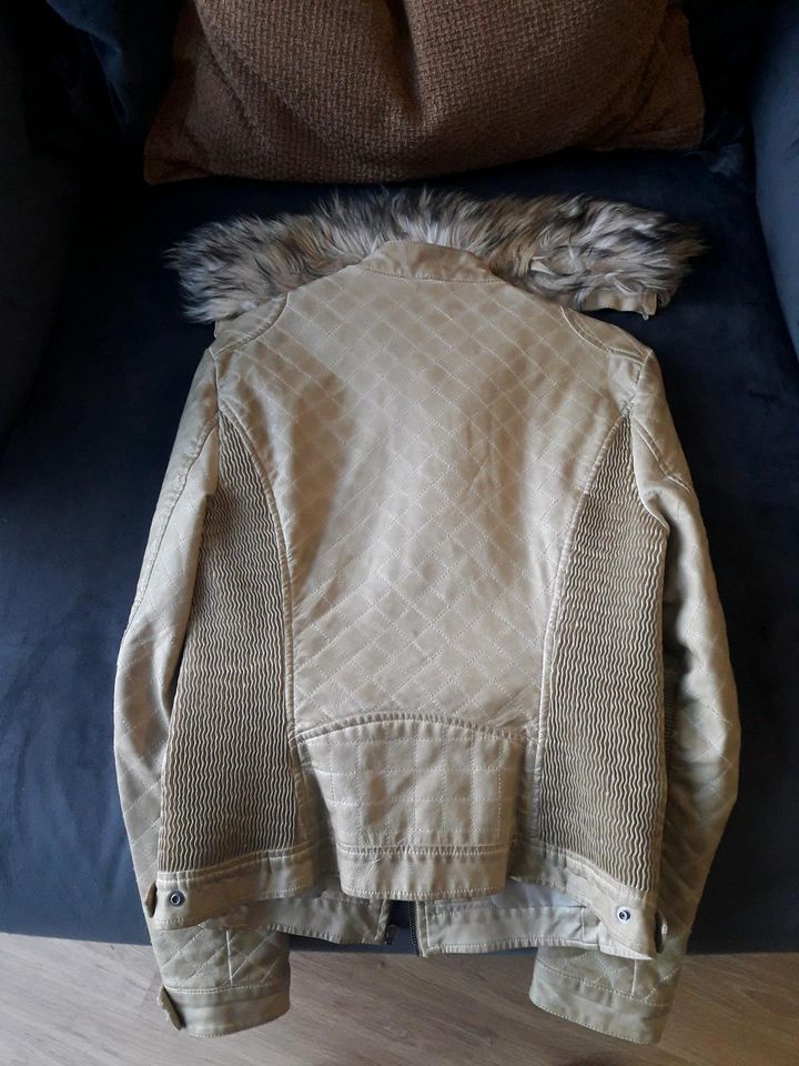 Guess Lederjacke Größe M in beige in Neu-Isenburg