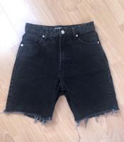 Kurze Jeans von Bershka Gr 36 schwarz Hessen - Sulzbach Vorschau