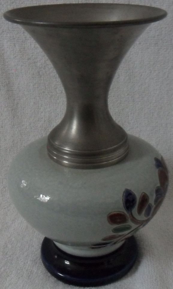 Keramik-Vase mit Zinn-Oberteil, Blumenmuster, blauer Fuß in Eltville