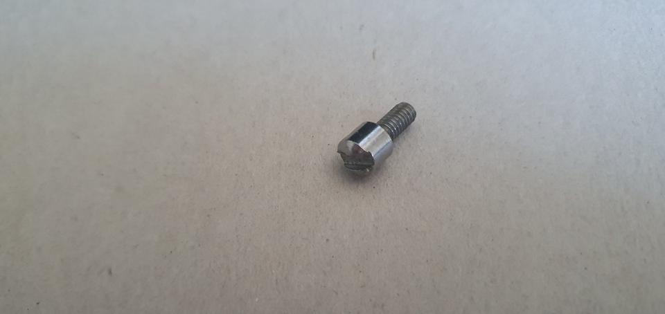 Nähmaschinen-Ersatzteil ;Nadelbefestigungsschraube 3,4x14 mm in Luckenwalde