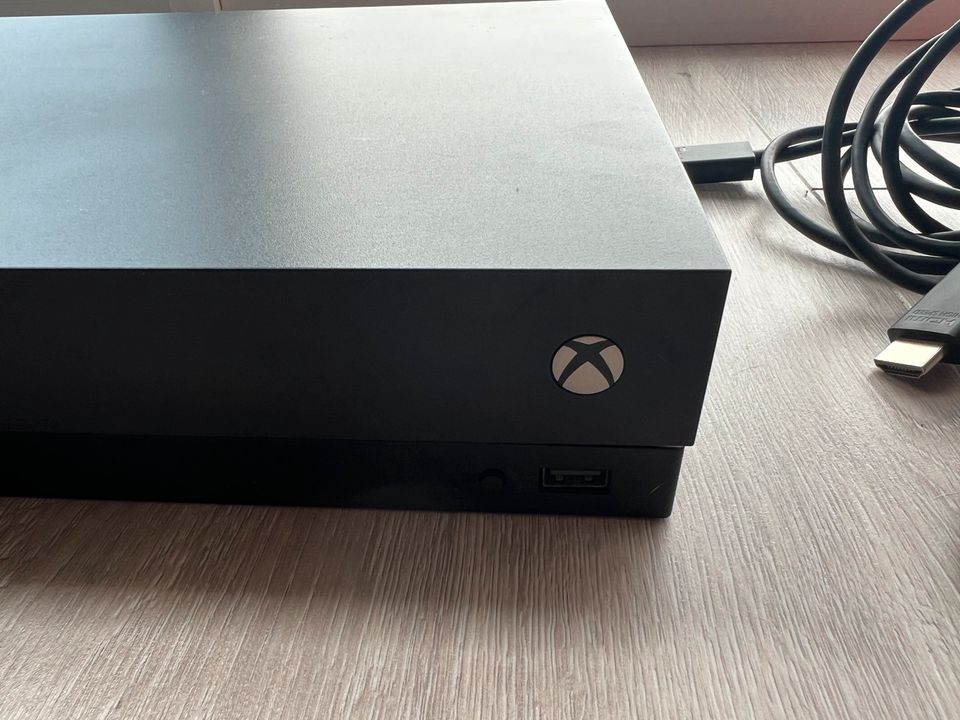 Xbox One mit Controller in Falkensee