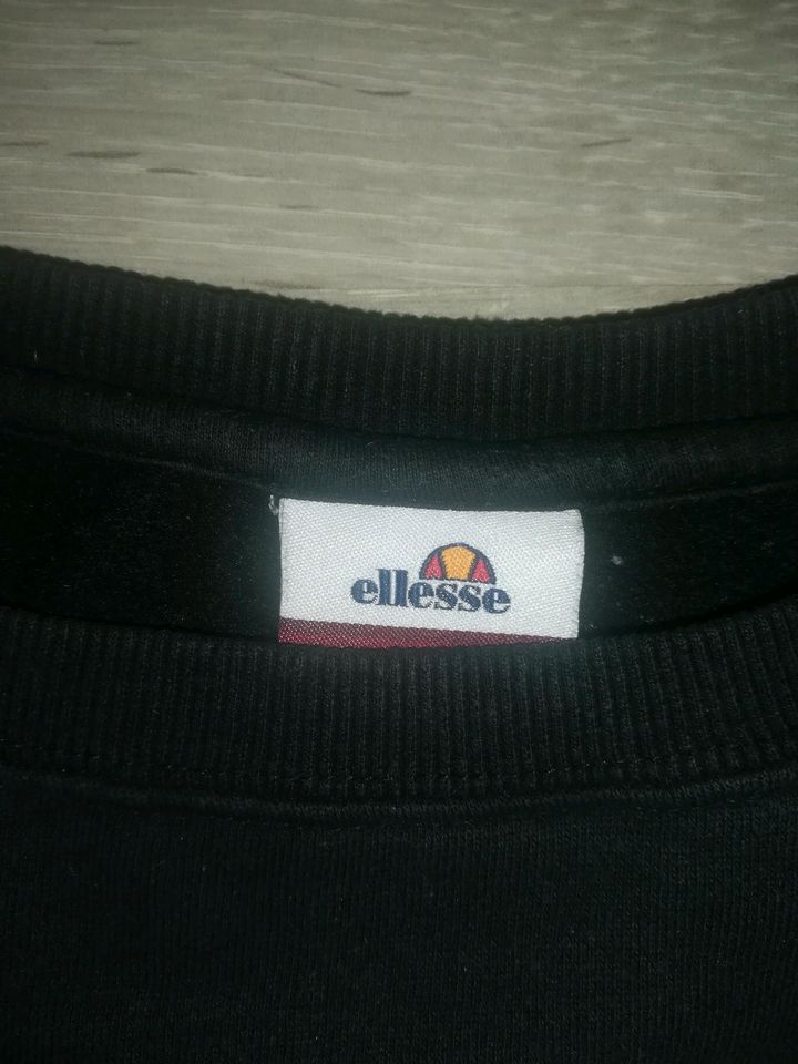 Schwarzes Sweatshirt von ellesse Gr. S in Bamberg