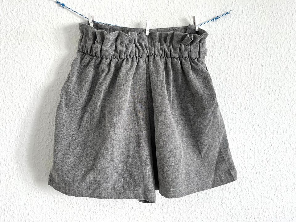 Bershka Damen Shorts Hotpants kurze Hose Gr. S in Hochheim am Main