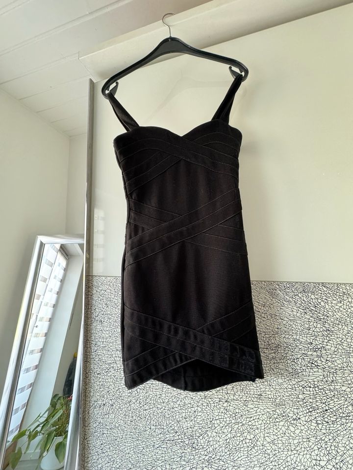 Kleid (das „kleine schwarze“) in Schwabhausen