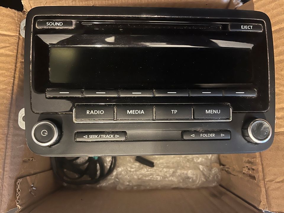 Original VW Touran 2015 Autoradio/CD-Player – Guter Zustand in Duisburg