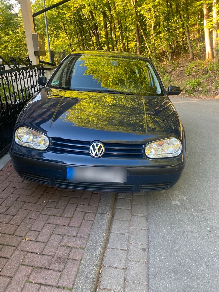 VW Golf 4 blau in Weilrod 