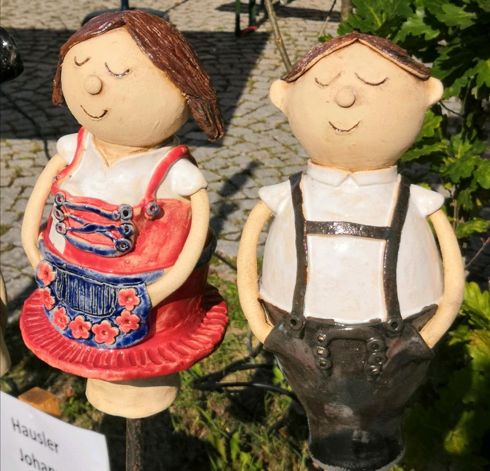 Trachtenpaar Dirndl Lederhose Zaunhocker Zaunreiter Gartenkeramik in Bernried Niederbay