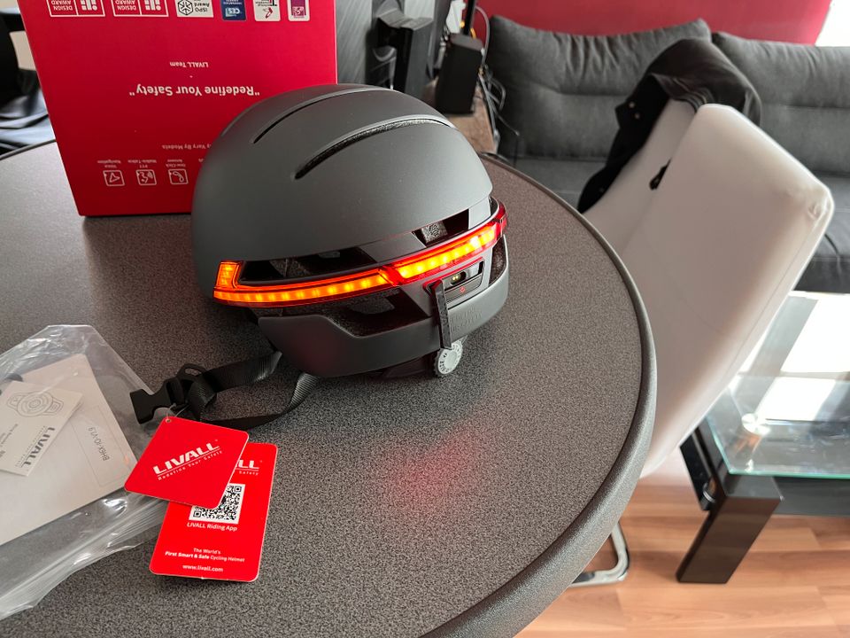 Livall Fahrradhelm mit LED Blink- & Smartphone Funktionen Neu in Karlsruhe