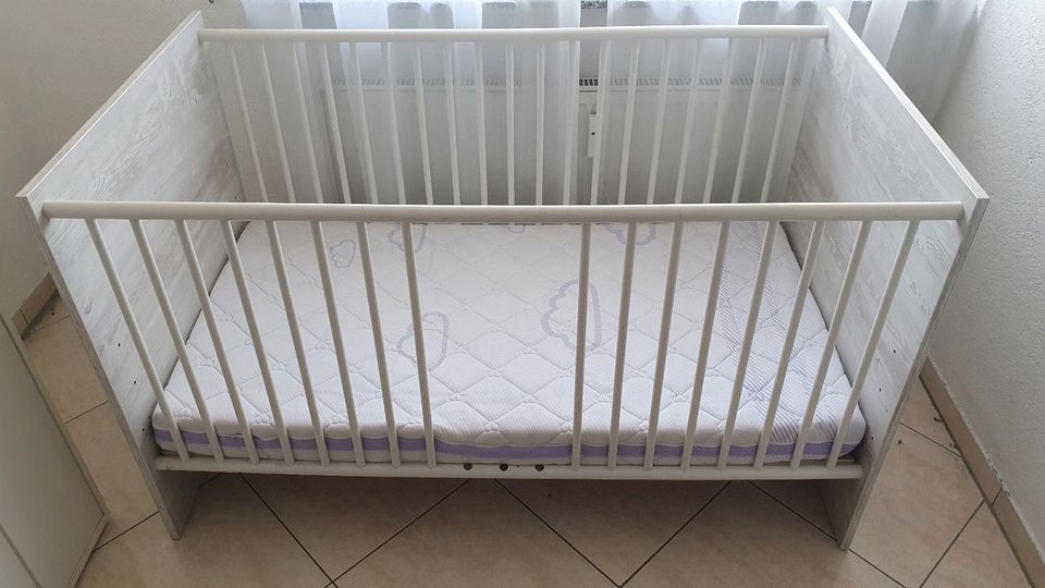 Babybett mit Matratze 140x70cm Träumeland, Kinderbett, 120€ VB in Wiesbaden