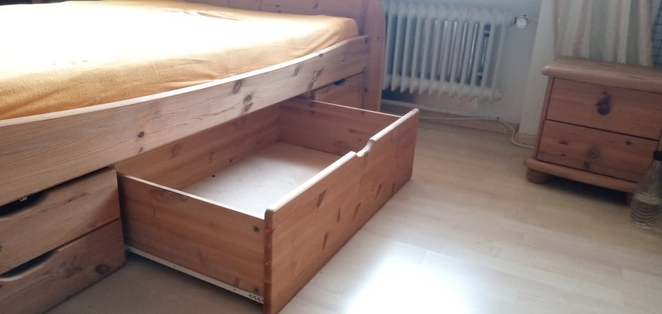 Bett aus Massivholz in Staufen im Breisgau