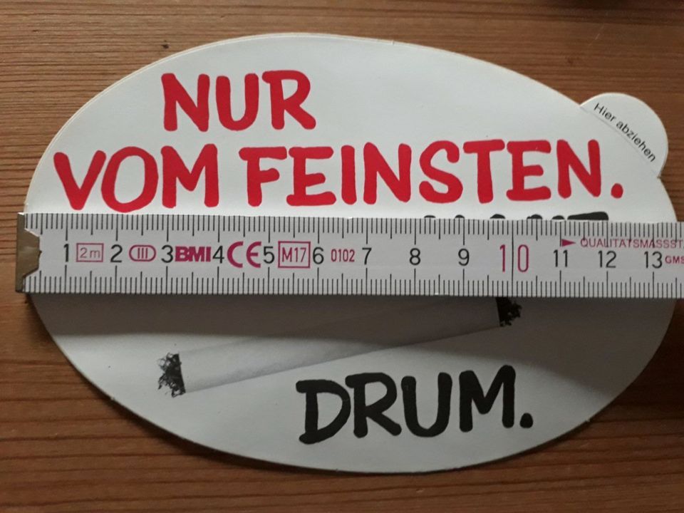 39 stück DRUM NUR VOM FEINSTEN Tabak Aufkleber Sticker Reklame in Naunheim Maifeld