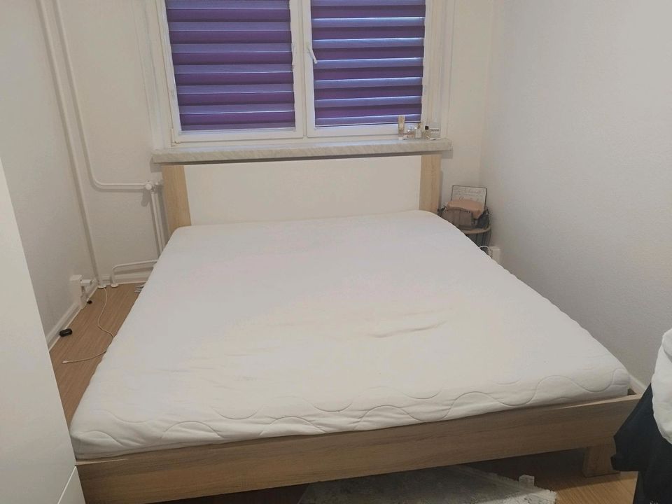 Bett mit Matratze und Lattenrost in Berlin