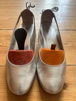 Lederschuhe Silber mit Schleife Berlin - Wilmersdorf Vorschau