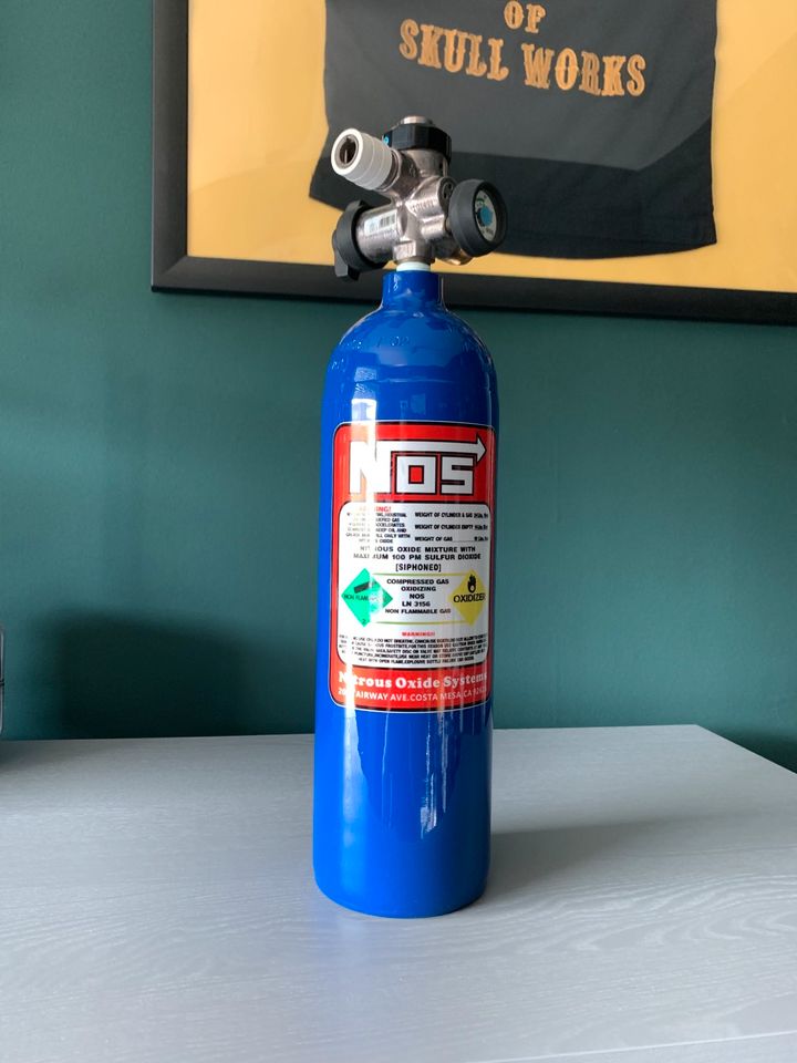 NOS Lachgas Flasche Attrappe Deko Nitrous in Nordrhein-Westfalen - Lohmar