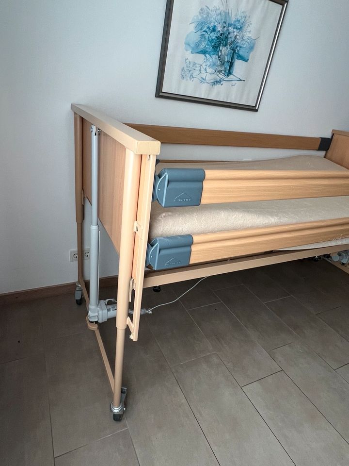 Pflege Bett , Altenpflege 90x200 mit Griff elektrisch in Kordel