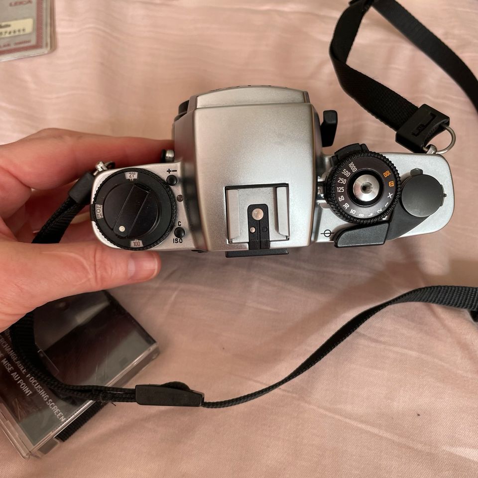 Leica R 4 mit Objektiv, Zubehör und Tasche in Berlin