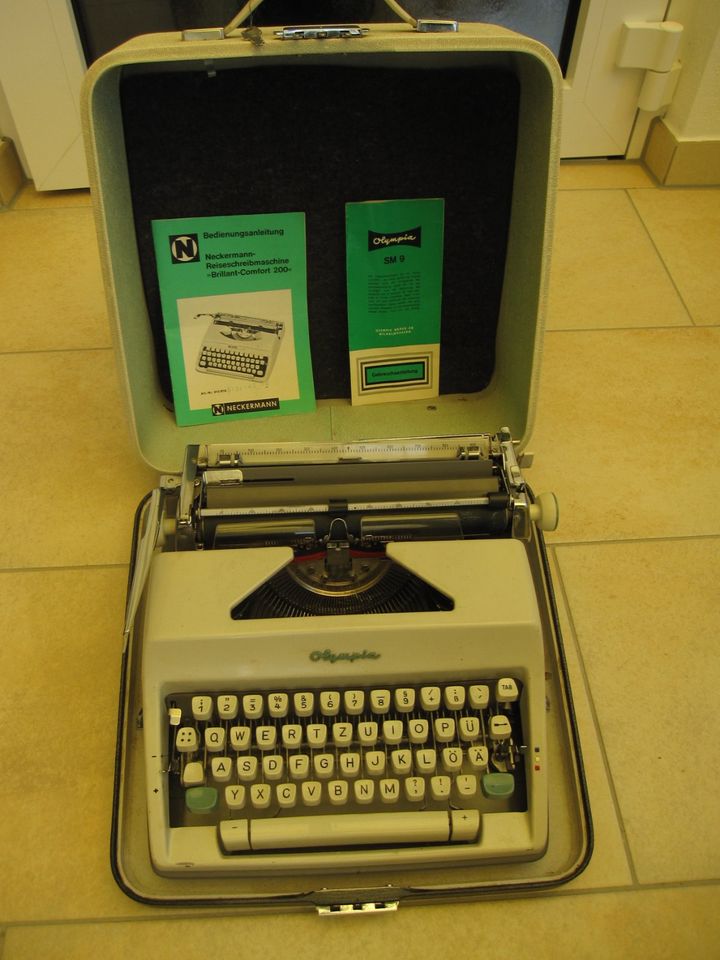 Priv. RETRO sehr alte Olympia-Schreibmaschine m.Orig.Koffer,Doku in Edling
