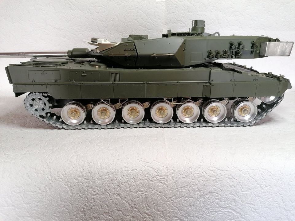 Tamiya Leopard 2A6 1:16 mit umfangreichem Zubehör in Flieden