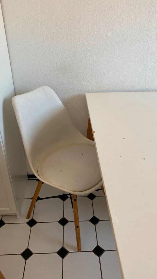 Tisch und 2 Stühle in Berlin