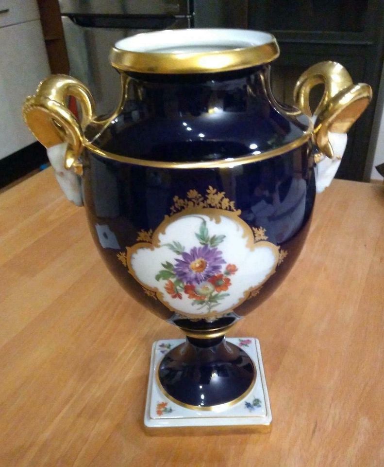 Kaiser Vase Royal-Prunkvase mit Widderkopf in Hochspeyer