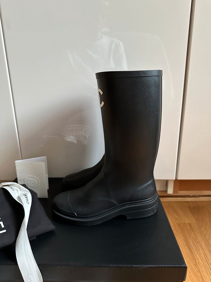 Chanel Gummistiefel ge 37 in Bad Homburg