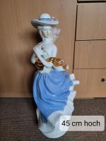 Statue deko Figur Junge Dame mit rosenstrauß pmi porzellan 45 cm Thüringen - Hildburghausen Vorschau