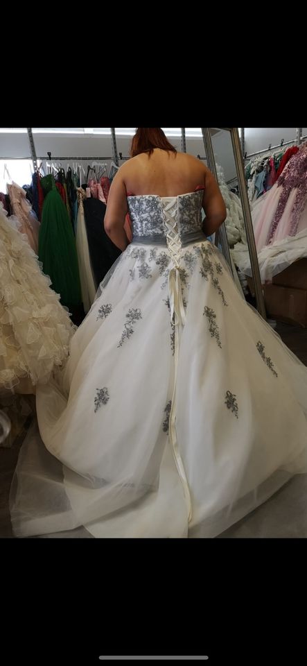 Königinnenkleid, Brautkleid, Tüllkleid, Schützenfest Kleid in Sundern (Sauerland)