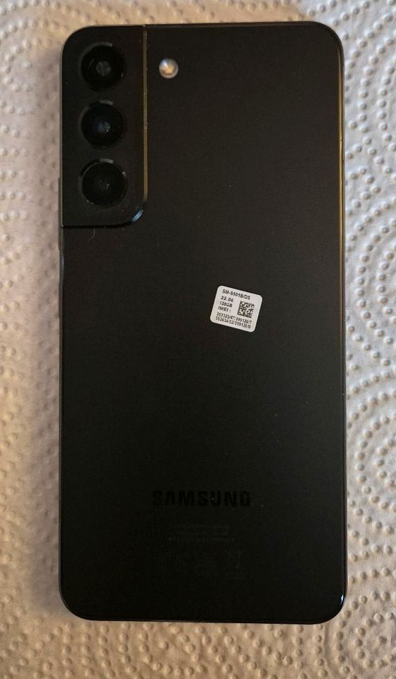 Samsung Galaxy S22, 128 GB, schwarz inkl. Hüllen und neuem Kabel in Ochtendung