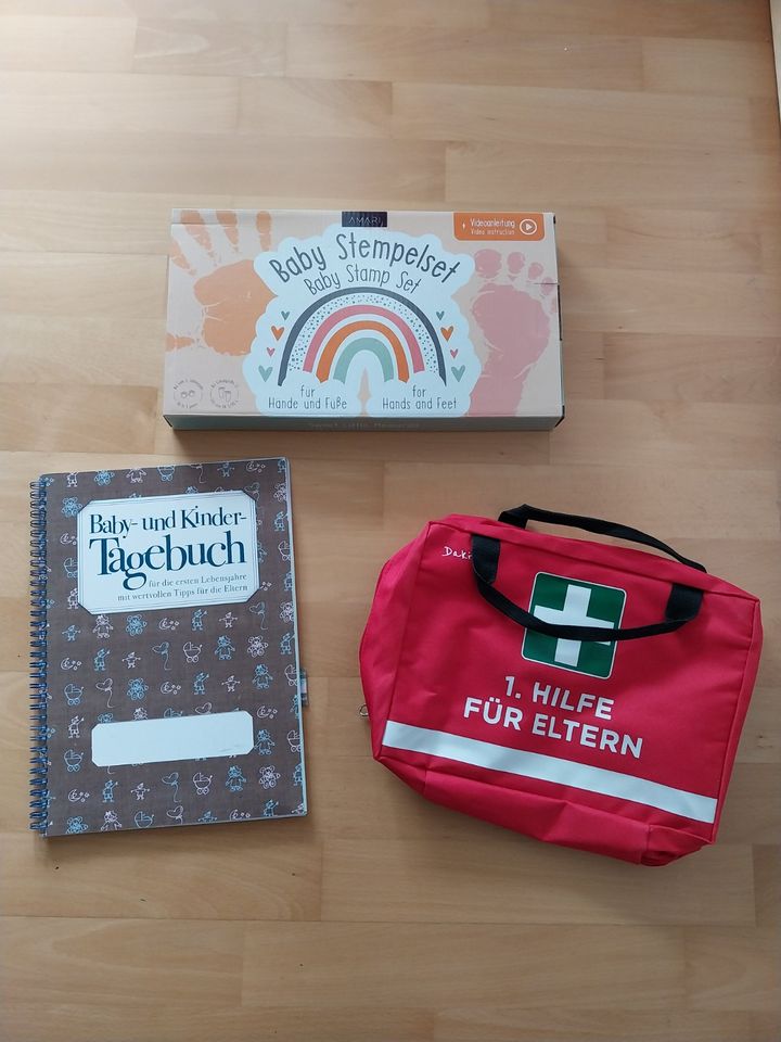 Baby Geschenk Geburt Fussabdrücke Babybuch, Tasche für Eltern in Erlangen