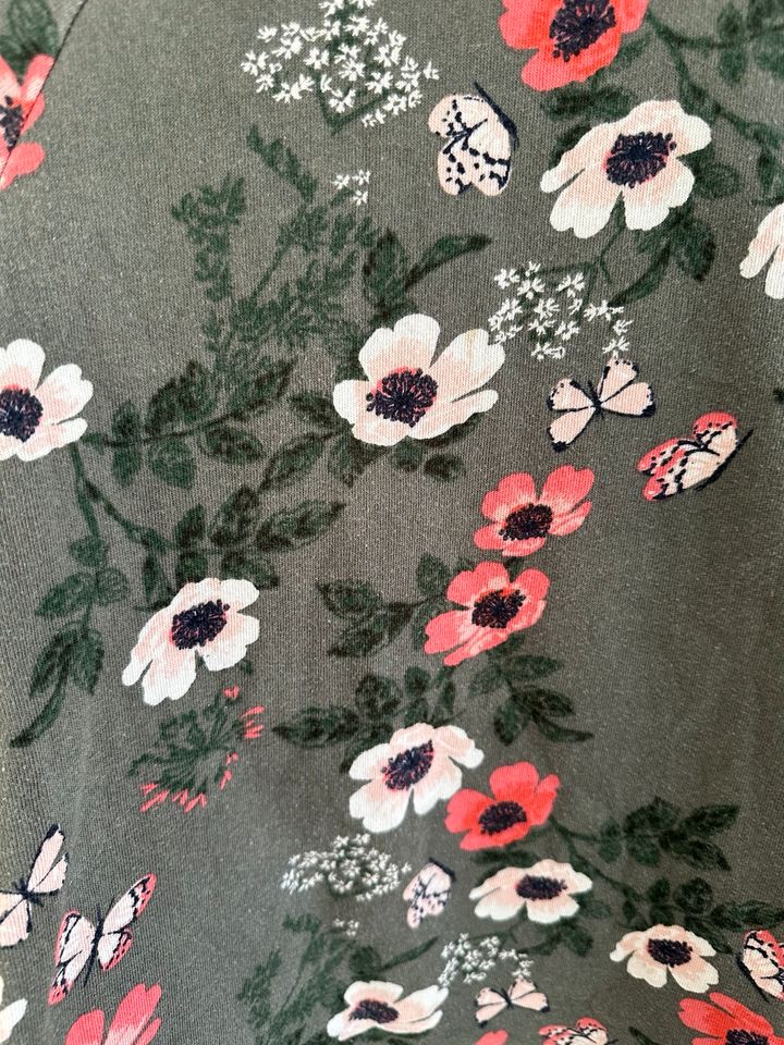 H&M Sweatkleid mit Blumen, Größe 122/128 in Hamburg