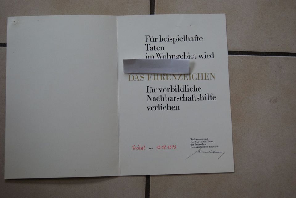 Ehrenabzeichen der Nationalen Front+Urkunde+DDR-Mark in Burg