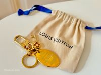 LOUIS VUITTON Schlüsselanhänger Gold „LV Landmark HONG KONG“ Hessen - Gießen Vorschau