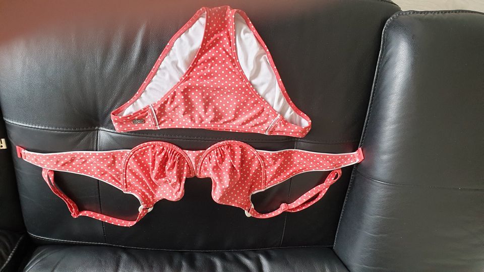 Bikini rot-weiß gepunktet; Größe 38 in München