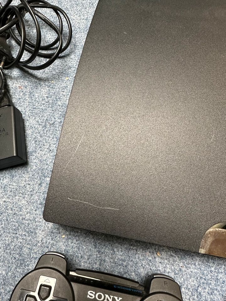 Playstation 3 mit 2 Controllern, Ladestation und diversen Spielen in Lüdenscheid