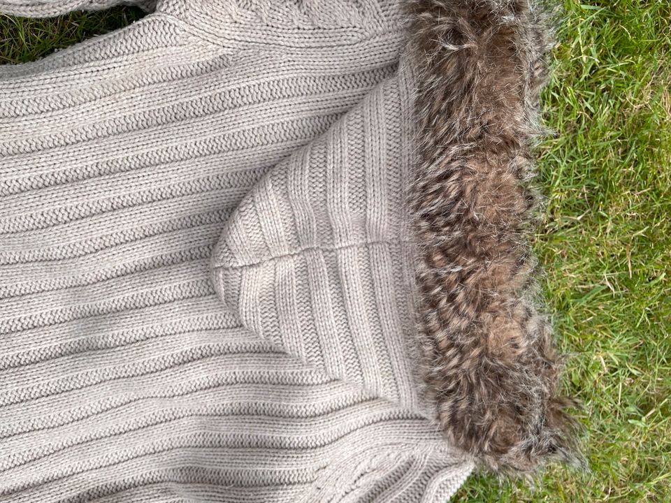 Jacke Strick Marke Review Größe S mit Kapuze Fell beige in Schortens