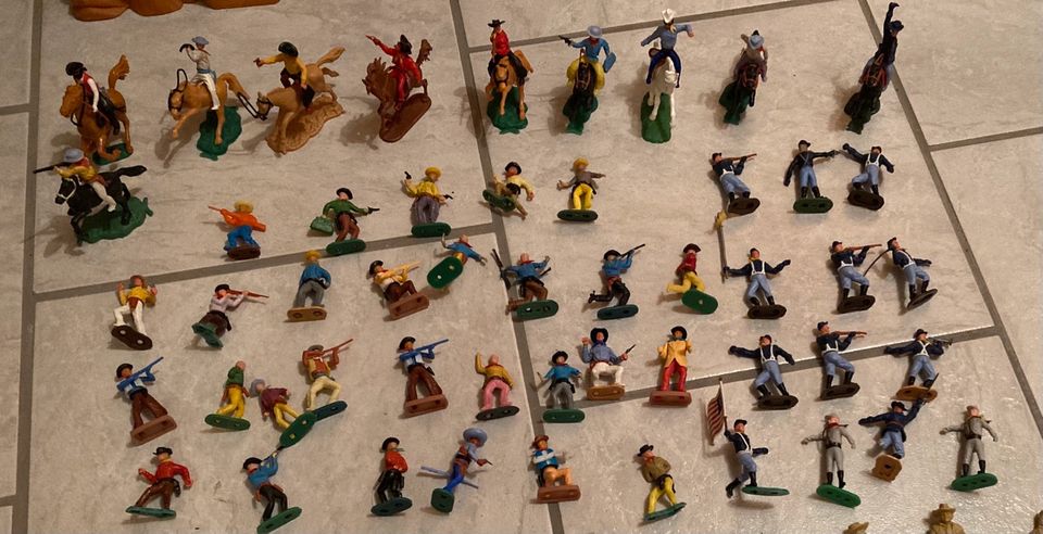 Spielfiguren 70er Jahre Cowboy und Indianer in Rimpar