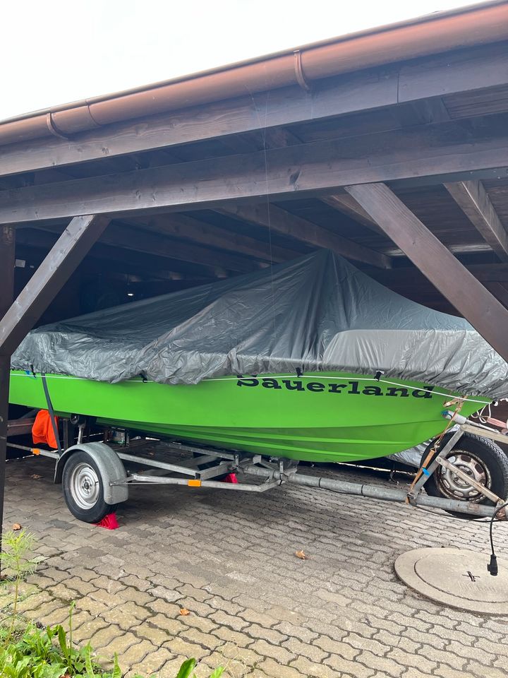 Motorboot mit Außenbordmotor und Trailer in Neuenrade